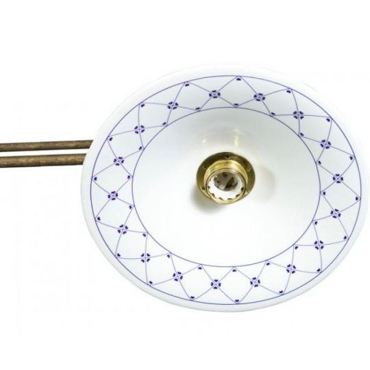 medena vintage luster zavesenie nad jedalenskym stolom osvetlenie malovana modra dedinska keramicka tanier country rustikalna mediteransky jedalen kuchyna.jpg